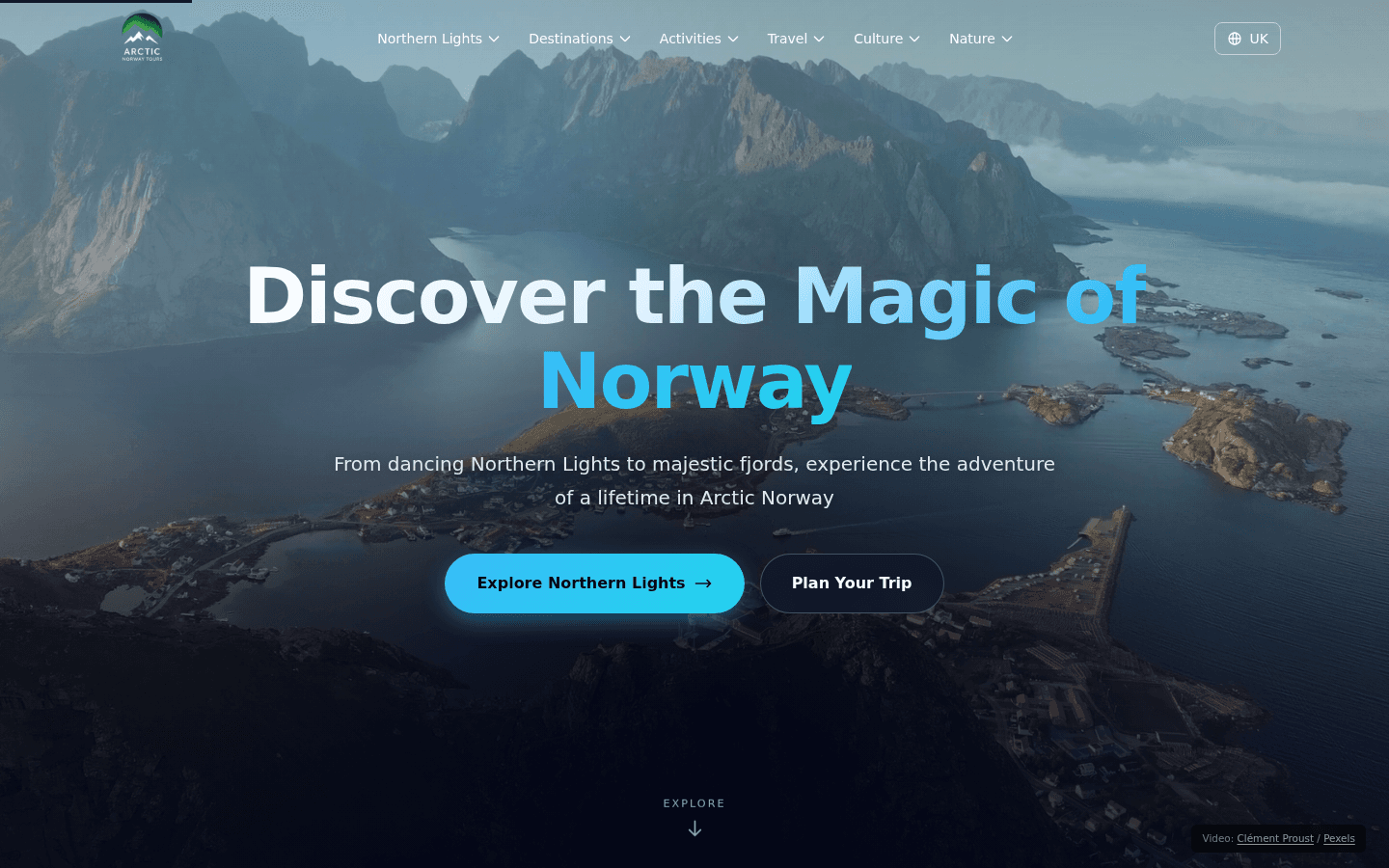 Página principal de Arctic Norway Tours con paisaje de fiordos noruegos